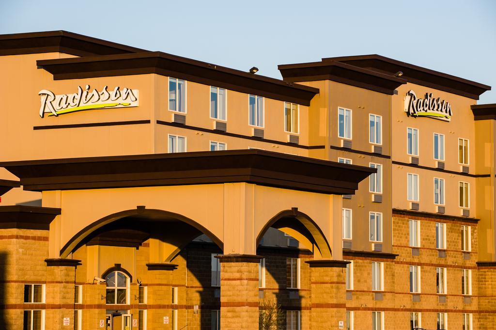 Radisson Hotel & Suites Fort Mcmurray Exterior photo