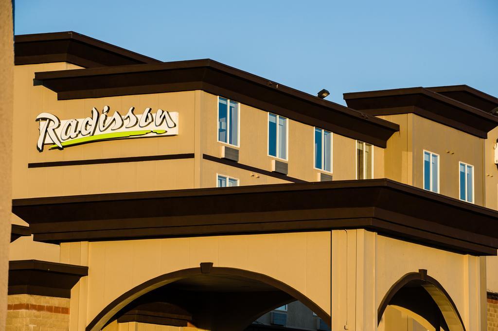 Radisson Hotel & Suites Fort Mcmurray Exterior photo
