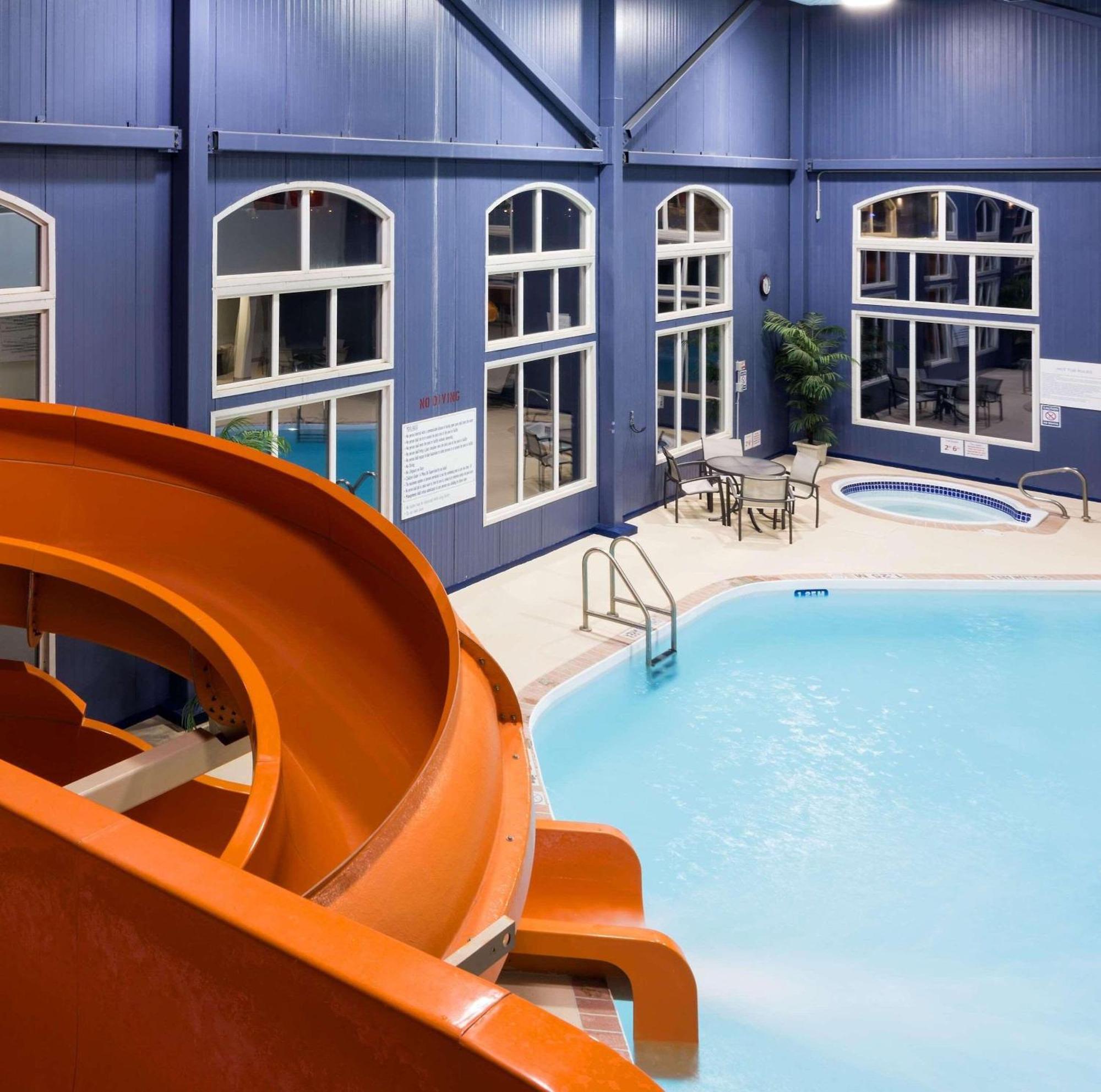Radisson Hotel & Suites Fort Mcmurray Exterior photo
