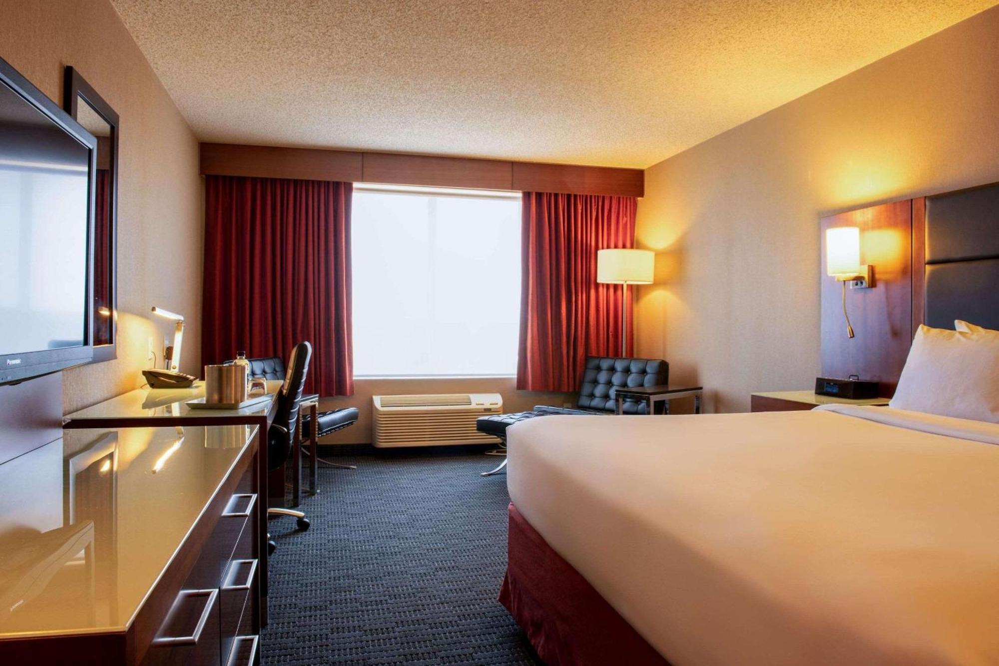 Radisson Hotel & Suites Fort Mcmurray Exterior photo