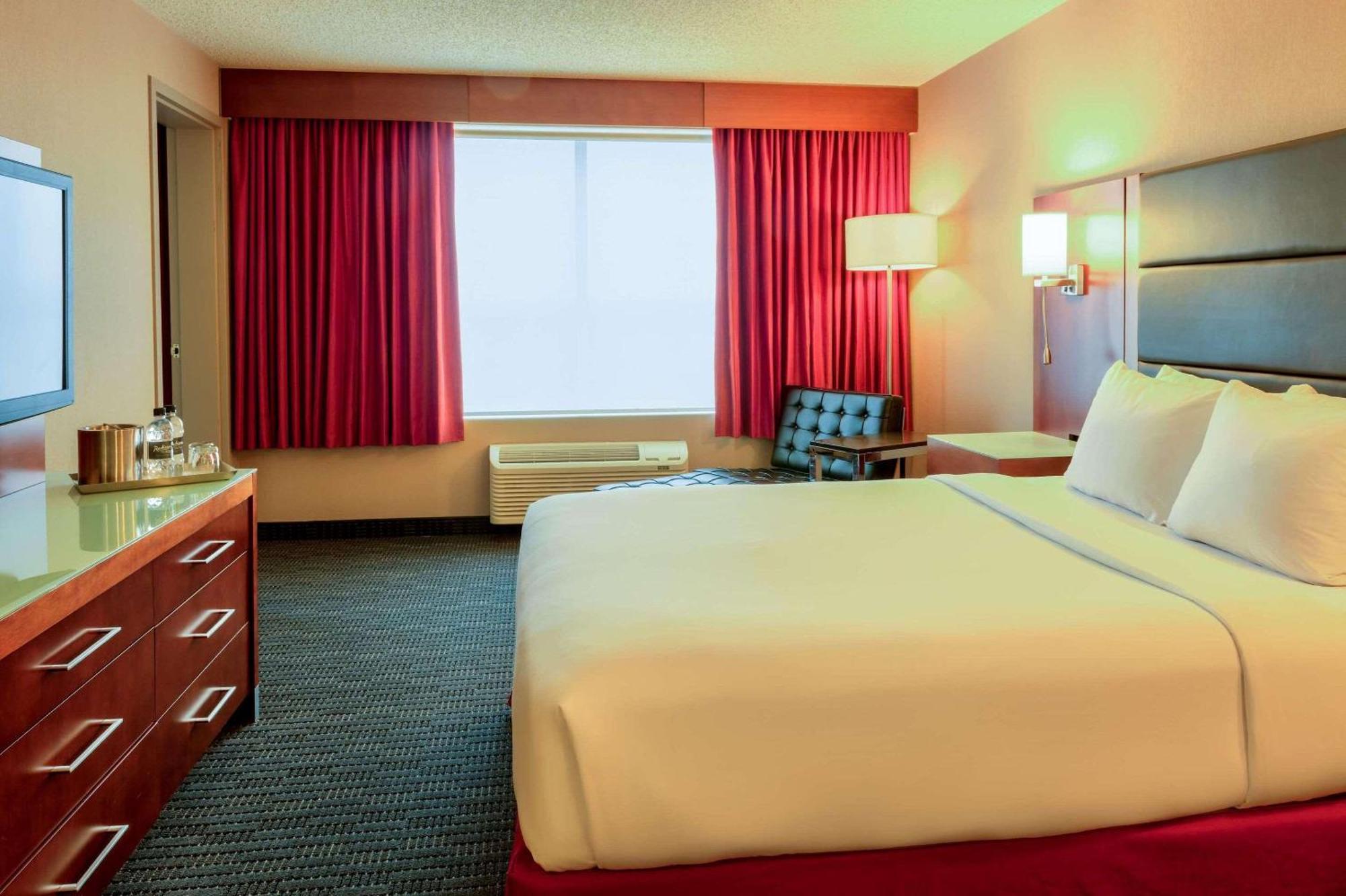 Radisson Hotel & Suites Fort Mcmurray Exterior photo