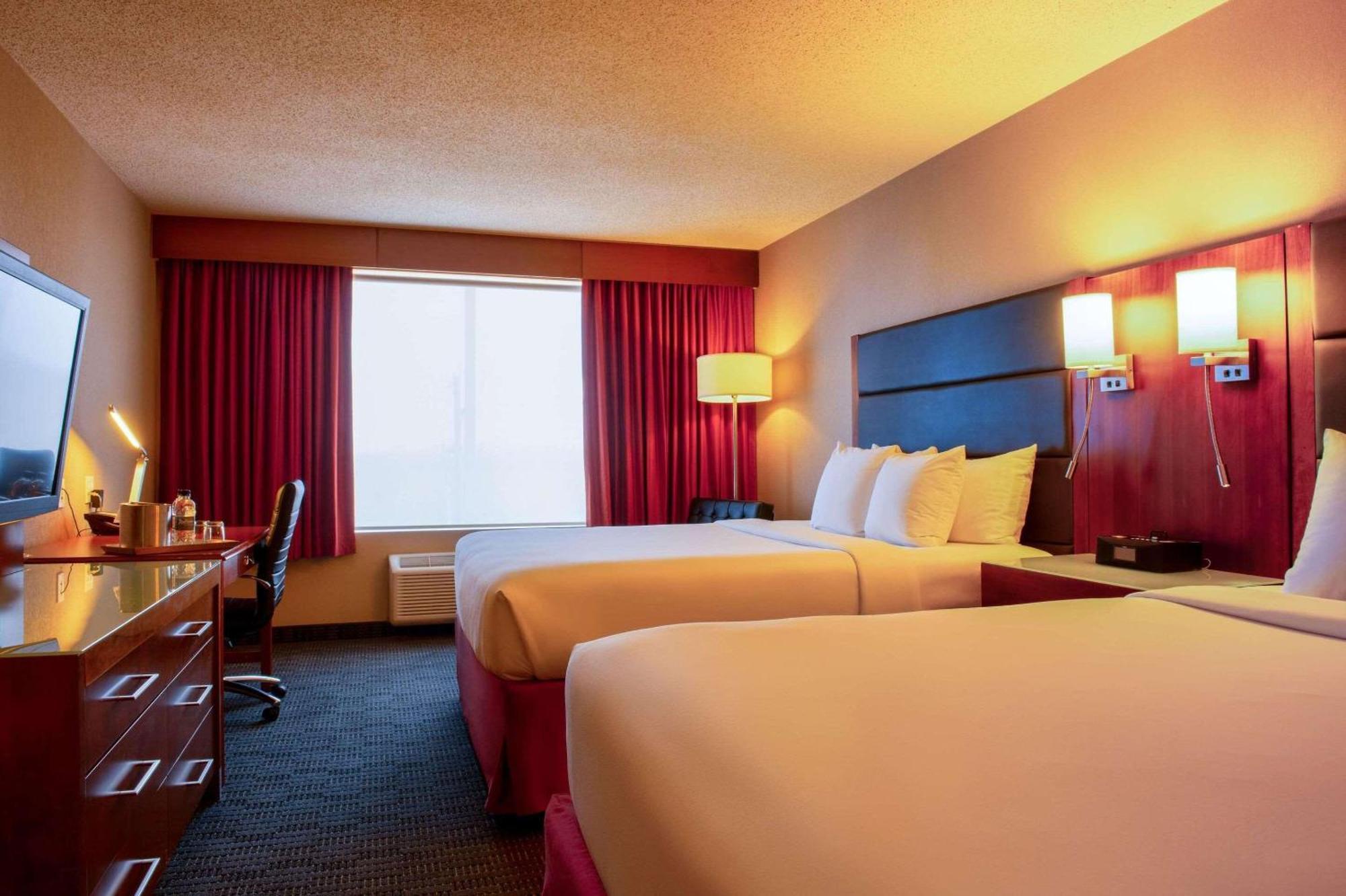 Radisson Hotel & Suites Fort Mcmurray Exterior photo