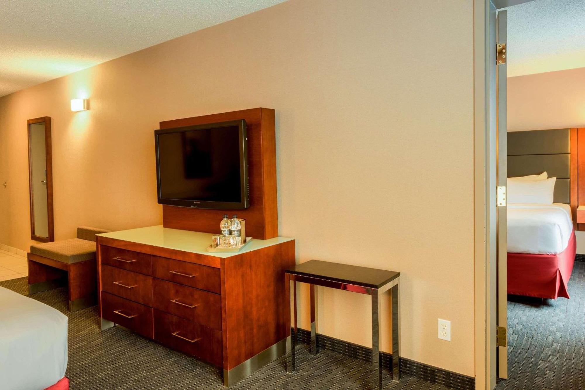 Radisson Hotel & Suites Fort Mcmurray Exterior photo