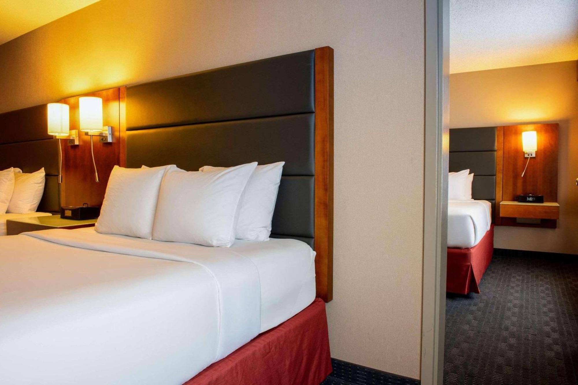 Radisson Hotel & Suites Fort Mcmurray Exterior photo