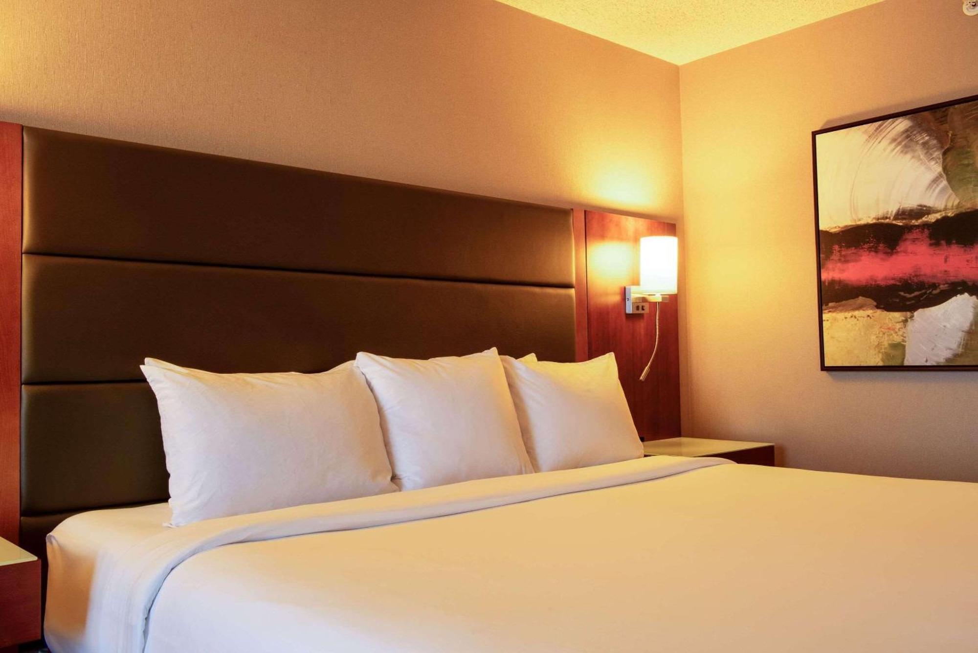 Radisson Hotel & Suites Fort Mcmurray Exterior photo