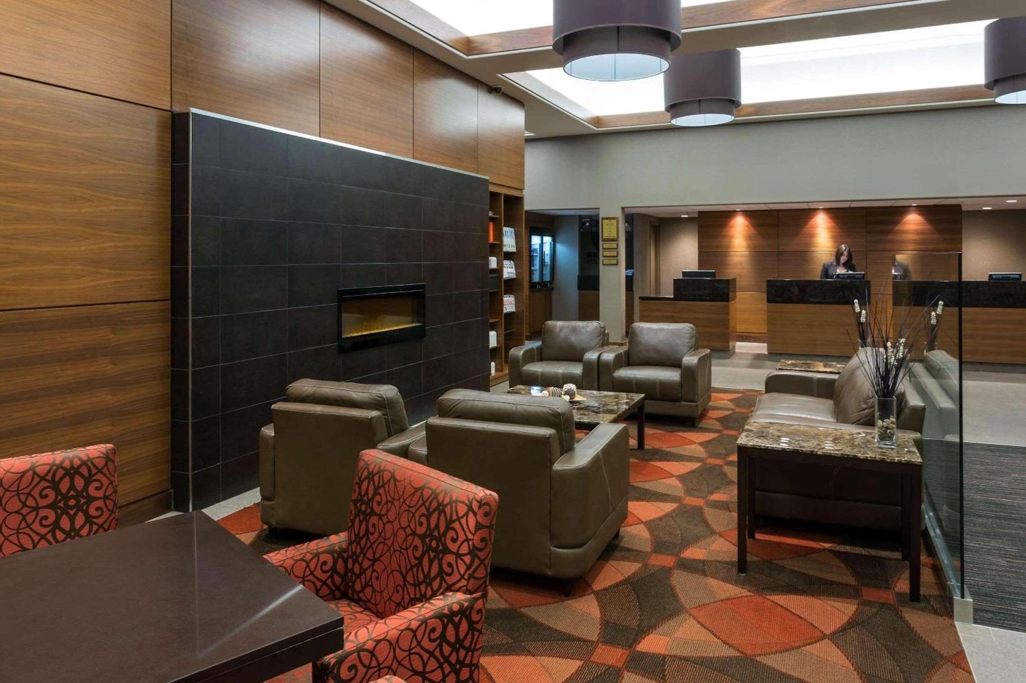 Radisson Hotel & Suites Fort Mcmurray Exterior photo